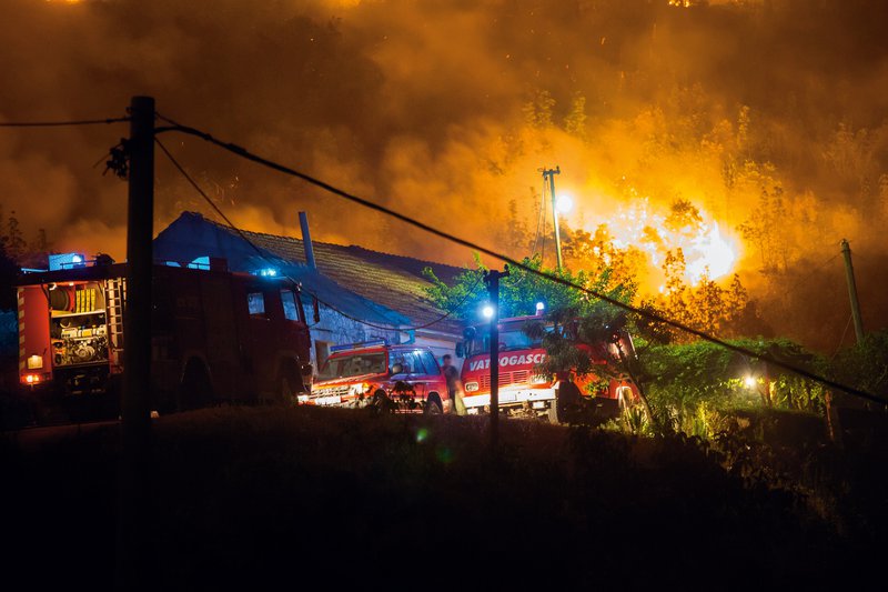 Dino se za to, da njegova počitniška hiša na Pelješcu ni zgorela  v celoti, lahko zahvali le požrtvovalnim hrvaškim gasilcem.  