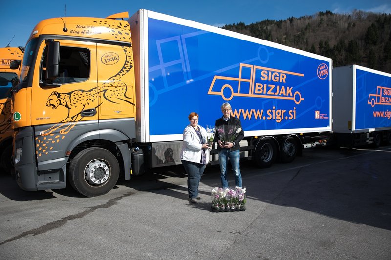 Predaja cvetja - predstavnica Sekcije za varne hiše  materinske domove in sorodne organizacije v Sloveniji Meta Šilc in direktor podjetja SIGR d.o.o.