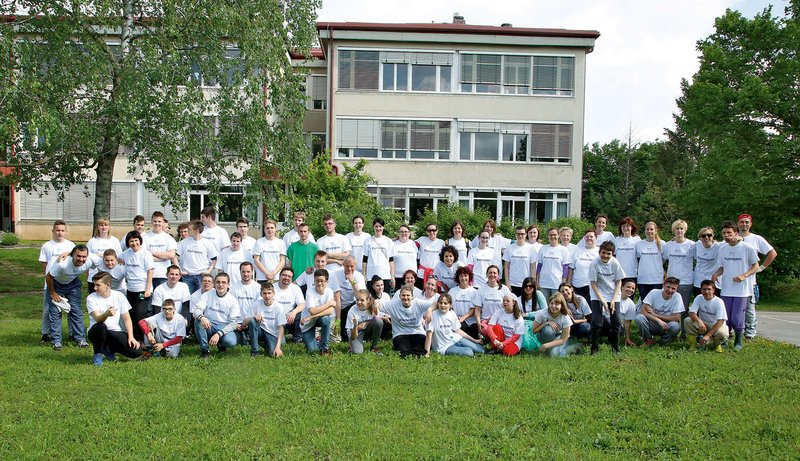 Prostovoljci in učenci Centra Janeza Levca skupaj pomagali in se zabavali skupinska slika