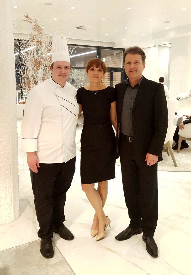 Izkušen chef Marko Gorela v družbi odličnih kulinaričnih poznavalcev Violete in Uroša Mencingerja